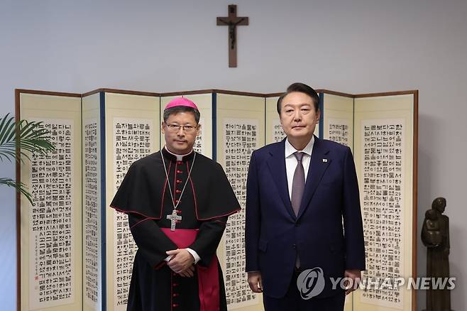 윤석열 대통령, 정순택 대주교 면담 (서울=연합뉴스) 안정원 기자 = 윤석열 대통령이 9일 서울 중구 천주교 서울대교구청을 방문, 정순택 대주교와 기념촬영을 하고 있다. 2022.11.9 [대통령실 제공, 재판매 및 DB 금지] jeong@yna.co.kr