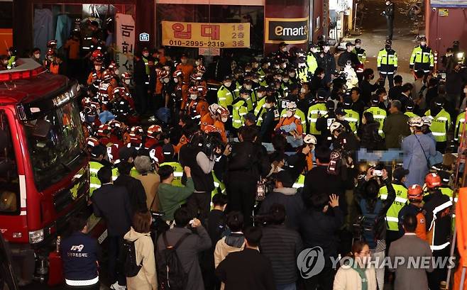 구조활동 벌이는 구급대원 (서울=연합뉴스) 서대연 기자 = 지난 29일 발생한 서울 용산구 이태원 핼러윈 인명사고 현장에서 구급대원들이 구조활동을 벌이고 있다. 2022.10.30 dwise@yna.co.kr