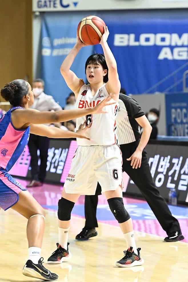 패스 시도하는 이소희 [WKBL 제공. 재판매 및 DB 금지]