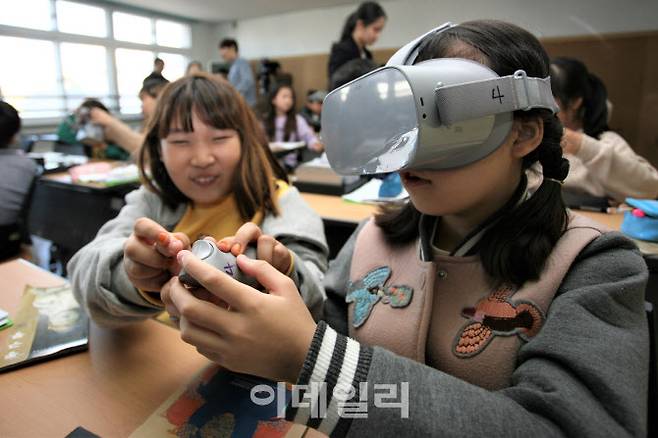 의정부시의 한 초등학교에서 VR기기를 활용한 수업을 진행하고 있다.(사진=정재훈기자)