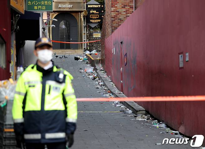 경찰이 서울 용산구 이태원 압사 참사 현장을 통제하며 지키고 있다. 2022.11.3/뉴스1 ⓒ News1 구윤성 기자