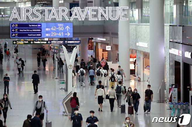 인천국제공항 면세점에서 공항 이용객들이 오가고 있다. 2022.10.5/뉴스1