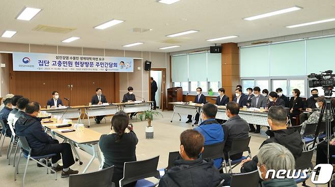 국민권익위원회가 '섬진강댐 수몰민 집단민원' 해결을 위해 전북 임실군을 찾았다.(국민권익위원회 제공)2022.11.10/뉴스1