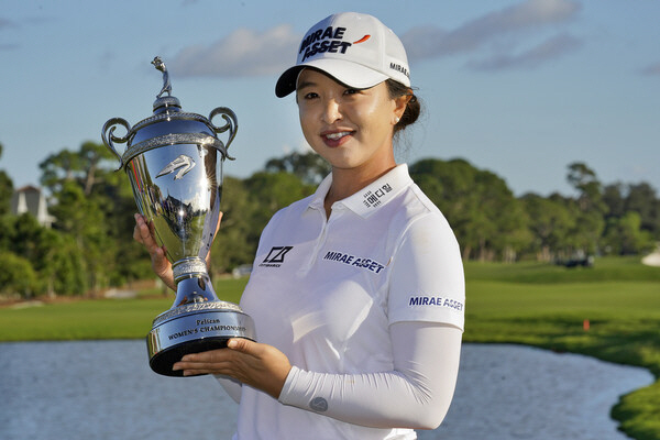 김세영이 2020년 미국여자프로골프(LPGA) 투어 신설대회 펠리컨 챔피언십에서 우승을 차지한 뒤 우승 트로피를 들어 올리고 있다. AP연합