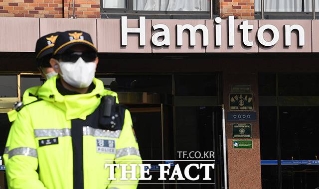 서울 이태원 참사를 수사 중인 경찰청 특별수사본부(특수본)가 현장 인근에 있는 해밀톤호텔 압수수색을 통해 건축물 설계도면을 확보했다. /박헌우 인턴기자
