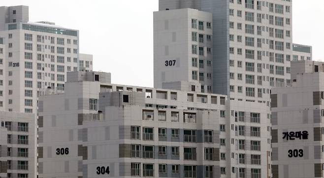 10일 부동산 규제지역에서 해제된 세종시 생활권에 들어서 있는 아파트 단지 / 뉴스1