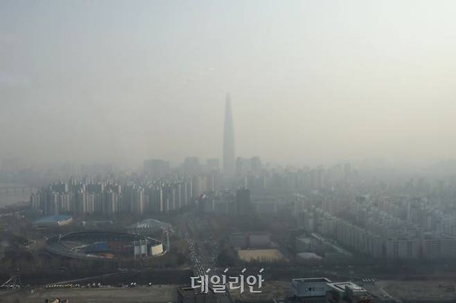 수도권 미세먼지 농도가 대기 정체의 영향으로 '나쁨' 수준을 보이고 있는 26일 오전 서울 강남구 파르나스타워에서 바라본 서울 도심이 뿌옇게 보이고 있다. ⓒ데일리안 류영주 기자