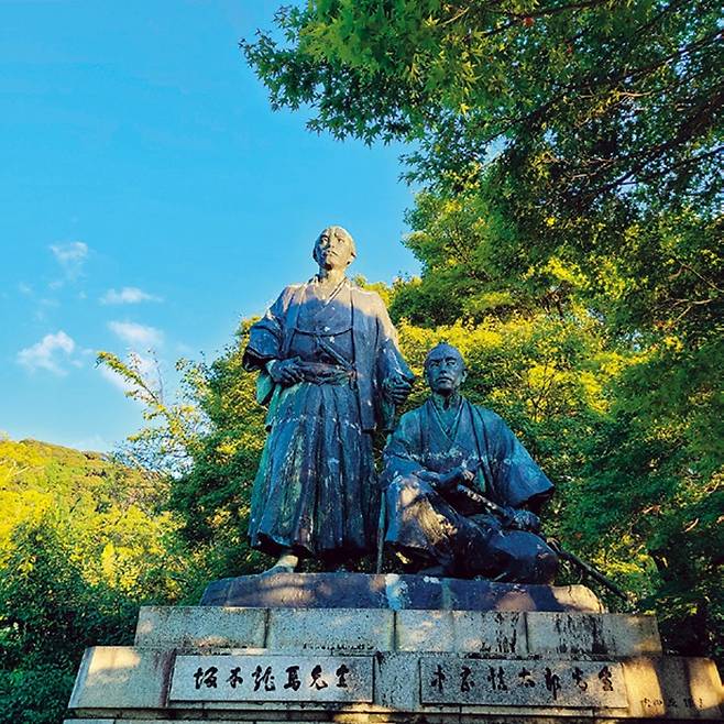 사카모토 료마와 나카오카 신타로 동상 (마루야마공원).