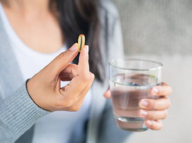 식사 전 복용해야 하는 약을 먹지 않고 식사를 했다면, 식사 후 1시간이 지나고 나서 복용해도 된다. 단, 반드시 식사 전에 먹어야 하는 약은 예외이다. /게티이미지뱅크
