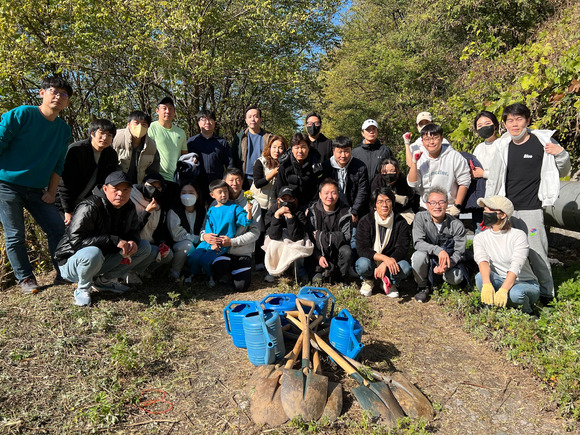 지난 5일 서울 마포구 상암동에 위치한 노을공원에서 퓨쳐위즈 임직원과 가족 30여명이 1002숲 만들기를 위한 나무심기 봉사활동을 마치고 기념촬영하고 있다. [사진=두나무]