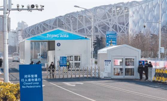다음달 4일 개막식이 열릴 예정인 베이징 올림픽주경기장 입구. 보안요원에 봉쇄 된 가운데 일반인의 출입이 통제되고 있다. [로이터=연합뉴스]