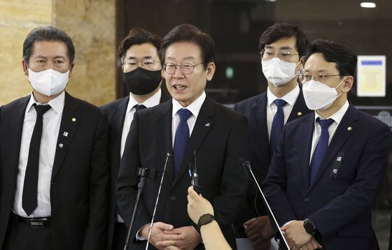 이재명 더불어민주당 대표가 10일 오후 국회 본회의가 끝난 직후 검찰 수사에 관한 입장을 밝히고 있다. 김성룡 기자