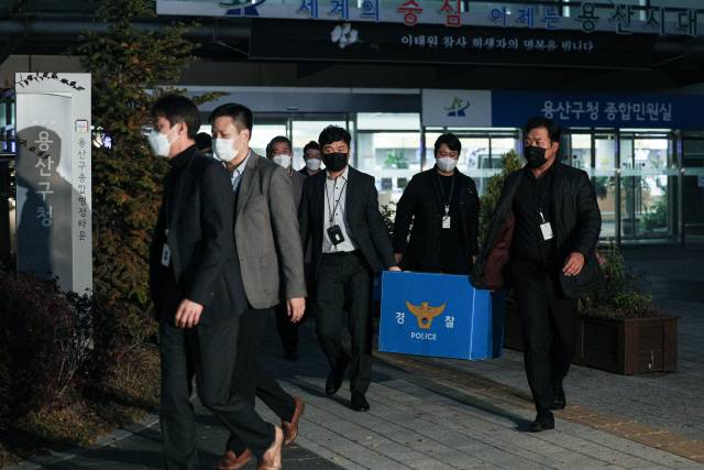 ▲ 경찰청 특별수사본부(특수본) 관계자들이 8일 서울 용산구청에서 이태원 참사 관련 압수수색을 마친 뒤 압수품을 옮기고 있다.연합뉴스