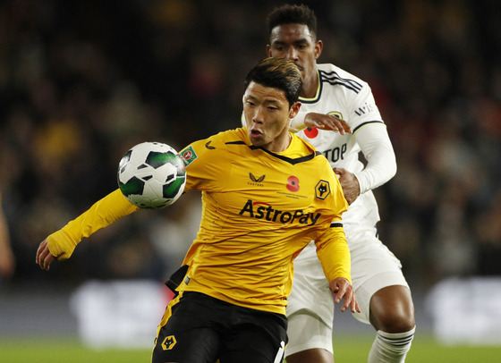 Wolverhampton Wanderers' Hwang Hee-chan in action with Leeds United's Junior Firpo during a Carabao Cup third round game at Molineux in Wolverhampton, England on Wednesday.  [REUTERS/YONHAP]