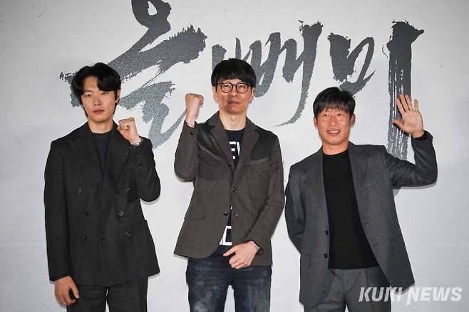 배우 류준열, 안태진 감독, 유해진이 10일 오후 서울 용산구 CGV용산아이파크몰에서 열린 영화 '올빼미' 언론시사회에 참석해 포토타임을 갖고 있다.