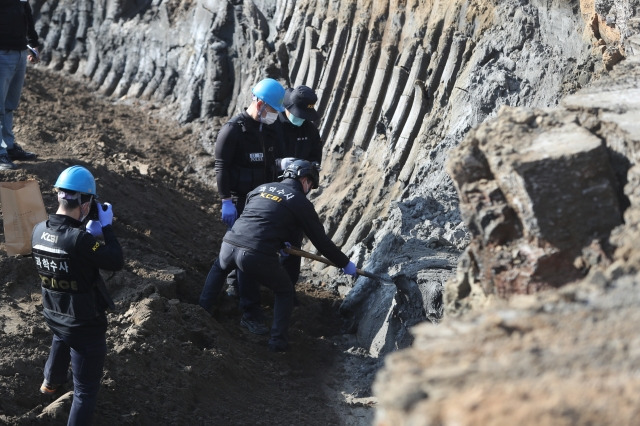 지난 7일 오후 경북 봉화군 광산붕괴사고 현장에서 경찰 과학수사대 및 산업통상자원부 관계자들이 광산붕괴사고 원인 규명을 위한 시료를 채취하고 있다. 연합뉴스