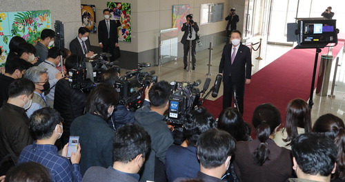 윤석열 대통령이 10일 오전 서울 용산 대통령실 청사로 출근하며 취재진의 질문에 답하고 있다. 윤 대통령의 도어스테핑은 이태원 참사로 중단됐다가 이날 13일 만에 재개됐다.  <이승환 기자>