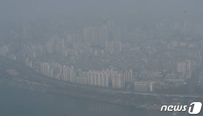 서울시가 9개월 만에 초미세먼지 주의보를 발령한 10일 송파구에서 바라본 서울도심이 뿌옇다. /사진=뉴스1