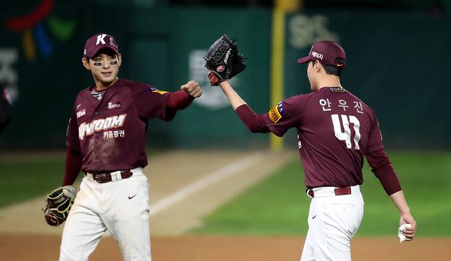 2022시즌 KBO리그 최우수선수(MVP) 후보에 오른 이정후(왼쪽)와 안우진. /사진= 뉴스1