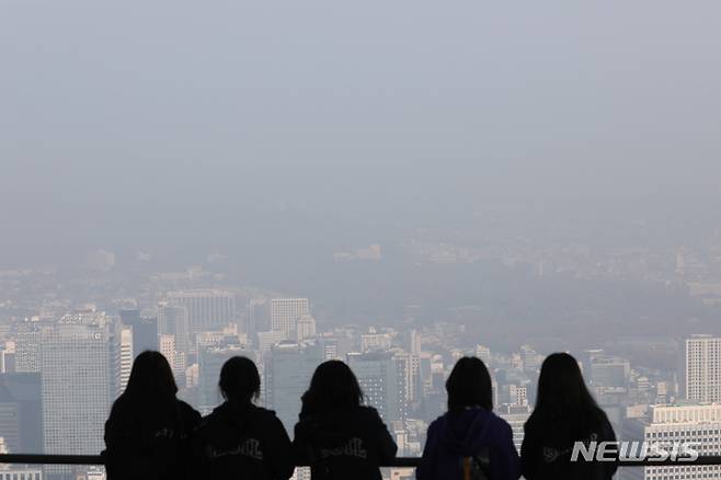 [서울=뉴시스] 김근수 기자 = 수도권 일부지역 미세먼지 농도가 '나쁨' 상태를 보인 9일 오전 서울 중구 남산에서 바라본 서울 도심이 뿌옇게 보이고 있다. 2022.11.09. ks@newsis.com