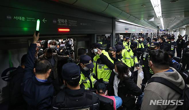 [서울=뉴시스] 권창회 기자 = 전국장애인차별철폐연대(전장연) 회원들이 지난달 17일 오전 서울 종로구 광화문역에서 장애인권리예산 등을 촉구하는 '제39차 출근길 지하철 탑니다' 시위를 하고 있다. 2022.10.17. kch0523@newsis.com