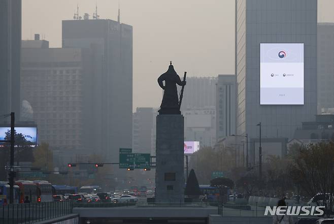 [서울=뉴시스] 고승민 기자 = 수도권 미세먼지, 초미세먼지 농도가 '나쁨' 수준을 보인 10일 서울 광화문 세종대로 일대 대기가 뿌옇다. 2022.11.10. kkssmm99@newsis.com