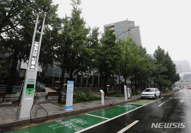 [서울=뉴시스] 김금보 기자 = 서울 중구 세종대로 태평로빌딩 앞 생활거점 충전소에 가로등형 전기차 급속충전기가 설치된 모습. 2022.11.10. kgb@newsis.com