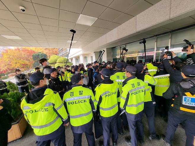 [수원=뉴시스] 변근아 기자=경기학교비정규직연대가 10일 경기도교육청 남부청사 앞에서 기자회견을 하고 내부 진입을 시도하다 경찰과 몸싸움을 벌이고 있다. 2022.11.10. gaga99@newsis.com *재판매 및 DB 금지