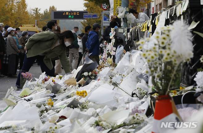 [서울=뉴시스] 고승민 기자 = 9일 서울 용산구 이태원역 1번 출구에 마련된 참사 희생자 추모공간을 찾은 시민들이 헌화하고 있다. 2022.11.09. kkssmm99@newsis.com