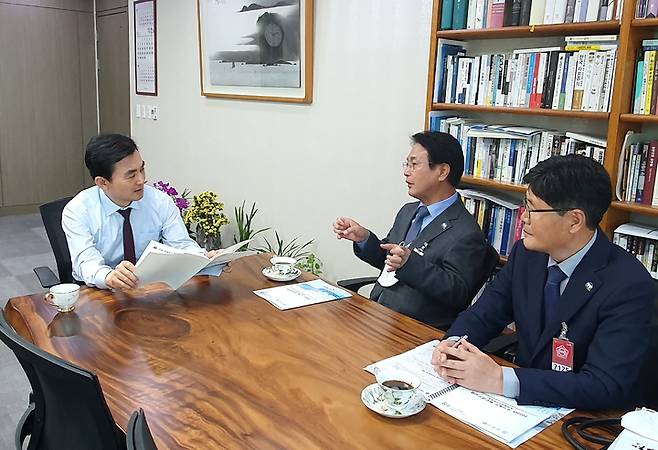 고창군 핵심사업 추진에 필요한 2023년 정부예산 확보를 위해 10일 국회를 방문한 심덕섭 군수(가운데)가 안규백 의원(왼쪽)을 만나 국회단계 예산 반영이 필요한 고창군사업에 대해 설명하고 있다. *재판매 및 DB 금지