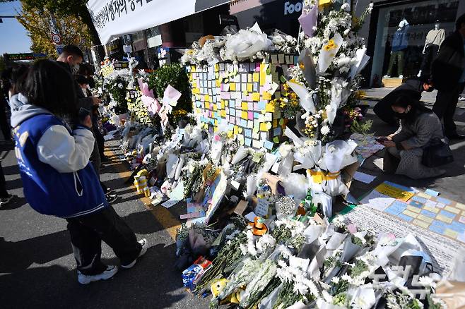 6일 오후 서울 용산구 이태원역 1번 출구에 마련된 핼러윈 참사 추모공간에 추모객들의 발길이 이어지고 있다. 류영주 기자