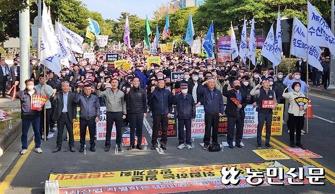 9일 제주도청 앞에서 열린 CPTPP가입저지 ‘제주 범도민 결의대회’에서 참석자들이 구호를 외치고 있다.