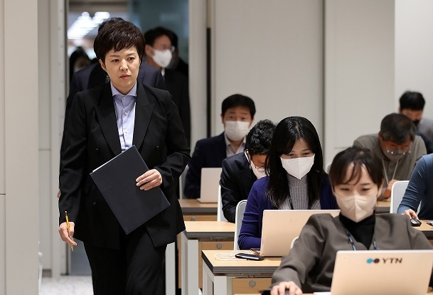 김은혜 홍보수석이 9일 오후 용산 대통령실 청사에서 현안 브리핑을 하기 위해 입장하고 있다. 뉴스1