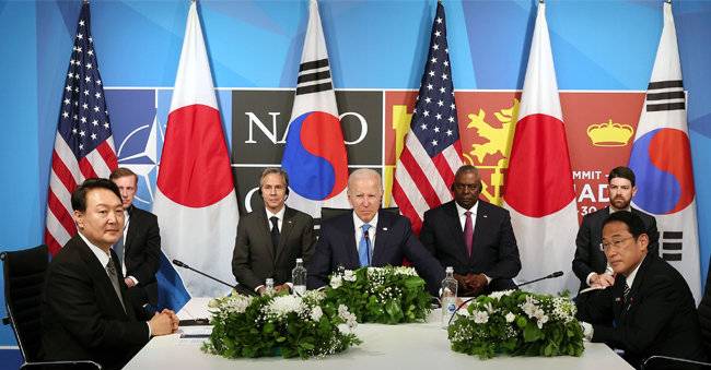 윤석열 대통령과 조 바이든 미국 대통령, 기시다 후미오 일본 총리가 6월 29일 스페인 마드리드 전시컨벤션센터에서 회담을 가졌다. [뉴시스]