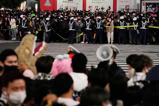 10월31일 일본 도쿄 시부야에 핼러윈을 즐기려는 인파가 몰린 가운데 경찰이 투입돼 일부 지역을 통제하고 있다. ⓒAP Photo