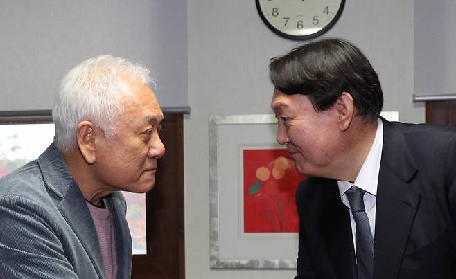 윤석열 국민의힘 대선 후보(오른쪽)가 2021년 12월21일 오후 서울 용산구 김한길 전 민주당 대표 사무실에서 김 전 대표와 회동에 앞서 악수하고 있다. ⓒ연합뉴스