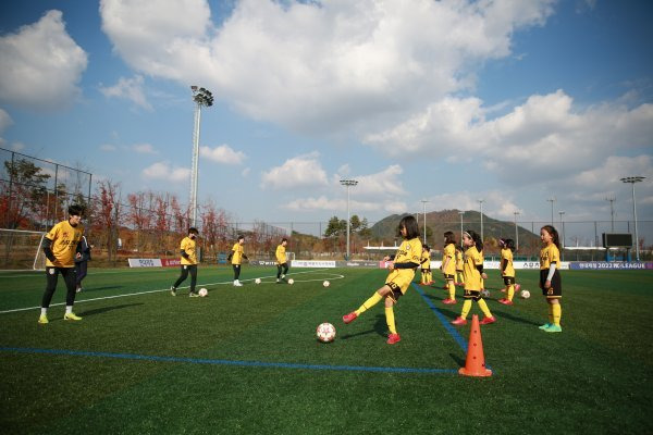 축구교실을 방문해 재능기부를 펼치고 있는 스포츠토토여자축구단 선수들과 유소녀 축구교실 어린이들이 함께 훈련을 진행하고 있다.
사진제공 | 스포츠토토코리아