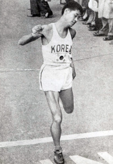 1950년 보스턴 마라톤에서 함기용이 1위로 결승선을 통과하고 있다. 대한육상연맹 제공