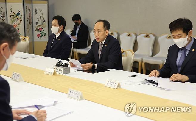 부동산 관계장관회의 (서울=연합뉴스) 김승두 기자 = 추경호 부총리 겸 기재부 장관이 10일 정부서울청사에서 원희룡 국토교통부 장관과 김주현 금융위원장 이복현 금융감독원장 등이 참석한 가운데 열린 부동산 관계장관회의를 주재하며 발언하고 있다. 2022.11.10 kimsdoo@yna.co.kr