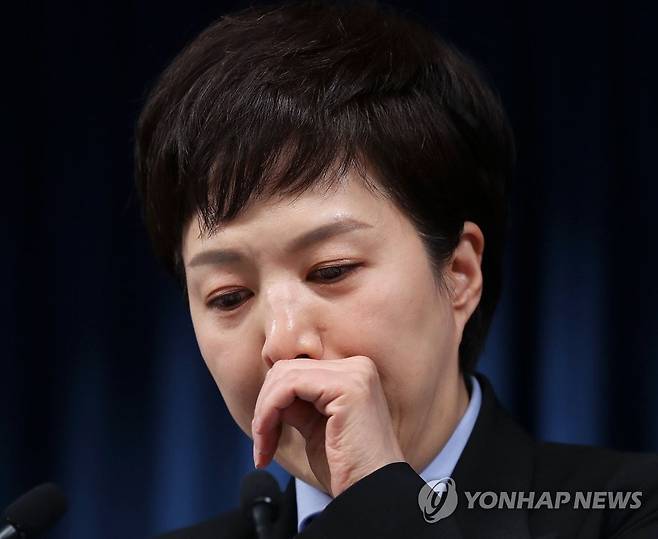 브리핑 도중 울먹이는 김은혜 홍보수석 (서울=연합뉴스) 안정원 기자 = 김은혜 대통령실 홍보수석이 9일 오후 서울 용산 대통령실 청사 브리핑룸에서 윤석열 대통령의 염수정 추기경, 정순택 대주교 면담 내용 등에 대해 브리핑 도중 울먹이고 있다. 2022.11.9 [대통령실통신사진기자단] jeong@yna.co.kr