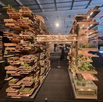 사우디 리야드 소재 네옴시티 ‘더 라인’ 전시관에 설치된 더 라인 모형도. /사우디아라비아 공동 취재단 제공