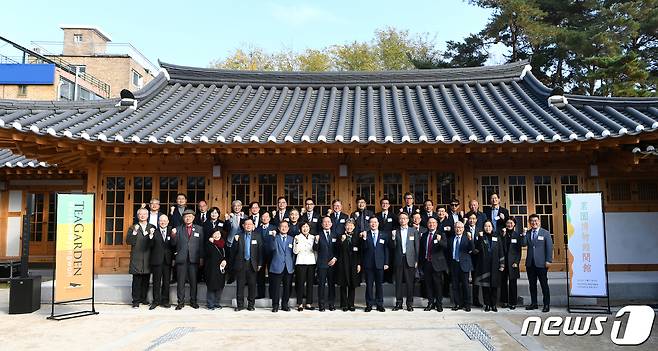 국민대학교는 11일 명원박물관 개관식을 열었다. 개관식에는 임홍재 국민대 총장을 비롯해 윤성용 국립중앙박물관장, 정재숙 전 문화재청장 등이 참석했다.  (국민대 제공)