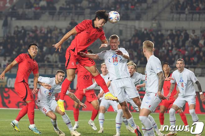 조규성이 11일 오후 경기 화성시 화성종합경기타운 주경기장에서 열린 축구 국가대표팀 친선경기 대한민국과 아이슬란드의 경기에서 상대 문전을 향해 헤더를 시도하고 있다.2022.11.11/뉴스1 ⓒ News1 이광호 기자