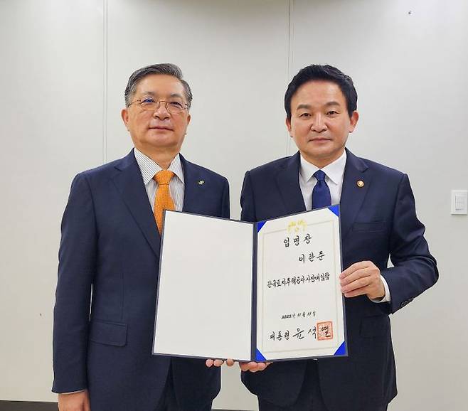 원희룡 국토교통부 장관은 11일 이한준 한국토지주택공사(LH) 신임 사장에게 임명장을 전수한 후 청렴한 조직으로 재탄생시키라고 지시했다. ⓒ국토부