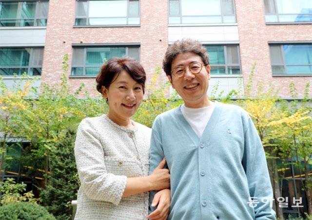 문원장 부부는 아직도 실버타운에 대한 부정적인 인식과 오해가 많다고 말한다. 다양한 현장에서 만난 다양하고 현실적인 이야기를 미래의 시니어들과 공유하는 게 꿈이다. 이훈구 기자 ufo@donga.com