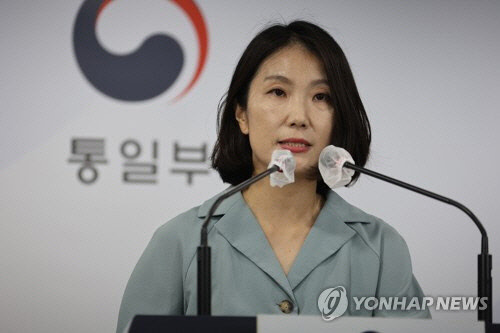 이효정 통일부 부대변인이 11일 정부서울청사 브리핑실에서 김여정 노동당 부부장이 남측에 의해 코로나19가 북에 유입됐다고 주장하며 강력한 보복 대응을 검토하겠다고 한 위협 발언에 대해 강한 유감을 발표하고 있다.   연합뉴스