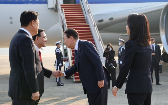 윤석열 대통령이 11일 오전 아세안(ASEAN·동남아국가연합) 관련 정상회의 및 주요20개국(G20) 정상회의 등 다자회의 참석을 위해 성남 서울공항에 도착, 공군 1호기로 향하며 국민의힘 정진석 비상대책위원장, 주호영 원내대표 등 환송 인사들과 악수하고 있다. 연합뉴스