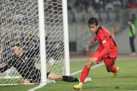 [화성=뉴시스] 조성우 기자 = 11일 오후 경기 화성종합경기타운에서 열린 하나은행 초청 축구 국가대표 평가전 대한민국과 아이슬란드의 경기 전반전, 한국 송민규가 선제골을 넣고 있다. 2022.11.11. xconfind@newsis.com /사진=뉴시스