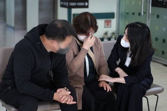 김건희 여사가 10일 서울 이대목동병원 중환자실에서 이태원 참사로 뇌사 판정 소견을 받은 뒤 장기 기증을 결정한 국군 장병 가족들을 찾아 위로하고 있다. 사진 대통령실