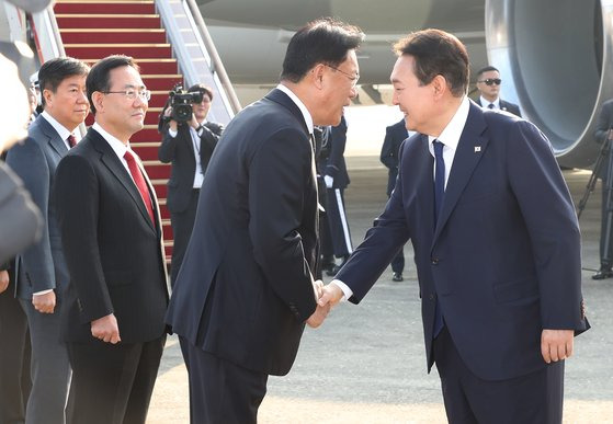 4박6일 간의 동남아 순방에 나선 윤석열 대통령이 11일 서울공항에 도착해 국민의힘 정진석 비상대책위원장의 배웅을 받고 있다. 대통령실 사진기자단